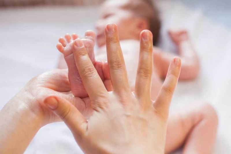 Bé sử dụng tinh dầu tràm