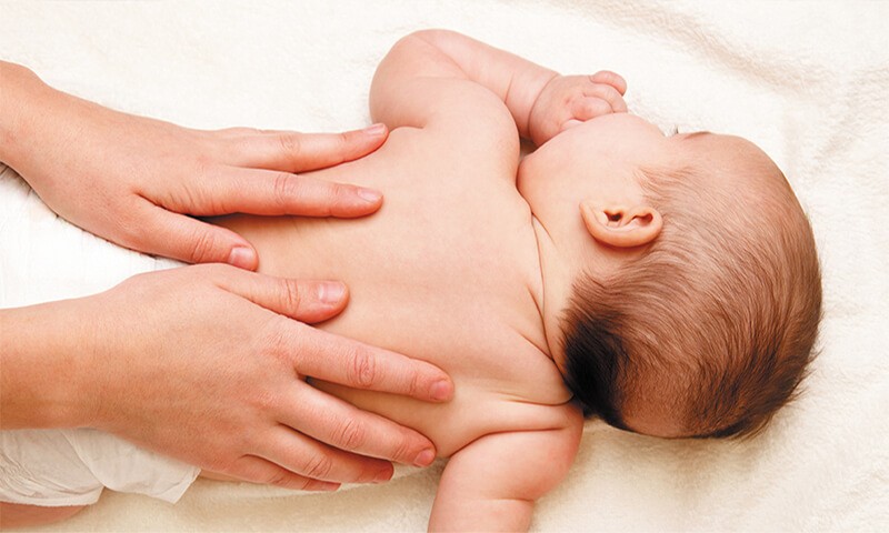 Massage thư giãn cho trẻ tại nhà bằng tinh dầu tràm