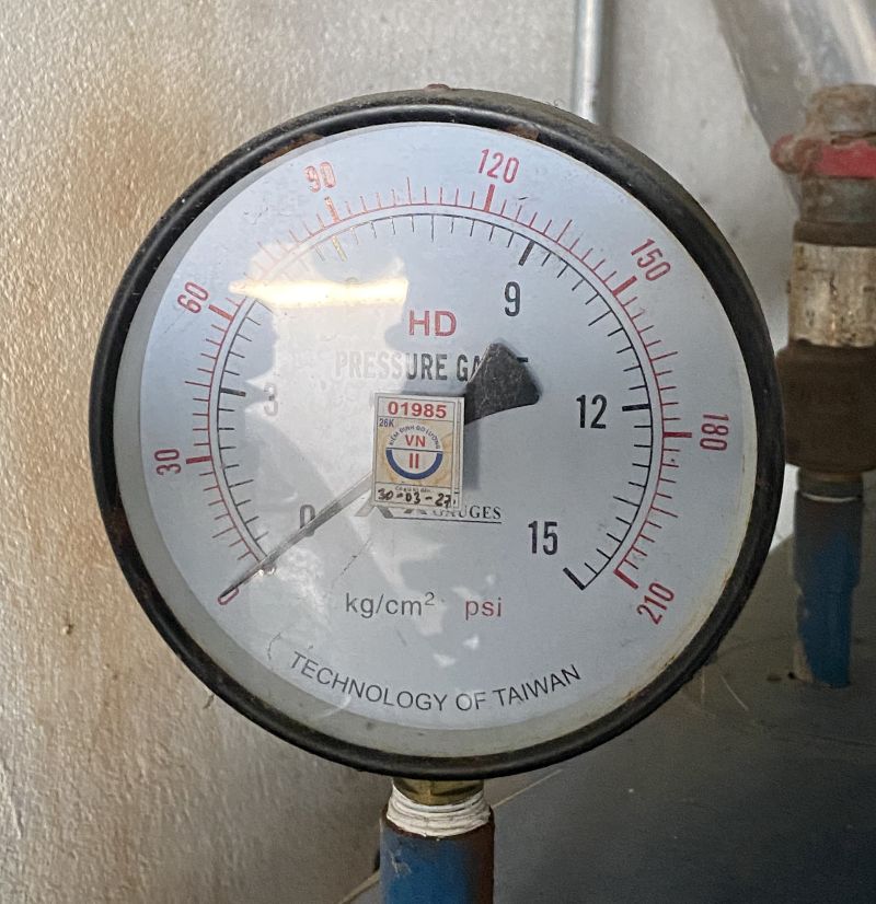 Đồng hồ đo áp suất được dán tem kiểm định