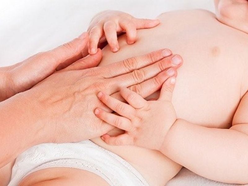 Tinh dầu tràm chững chứng đầy hơi ở trẻ