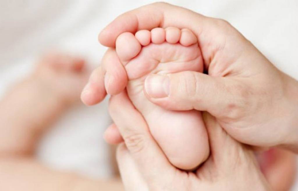 Massage tinh dầu hỗ trợ giữ ấm cho trẻ