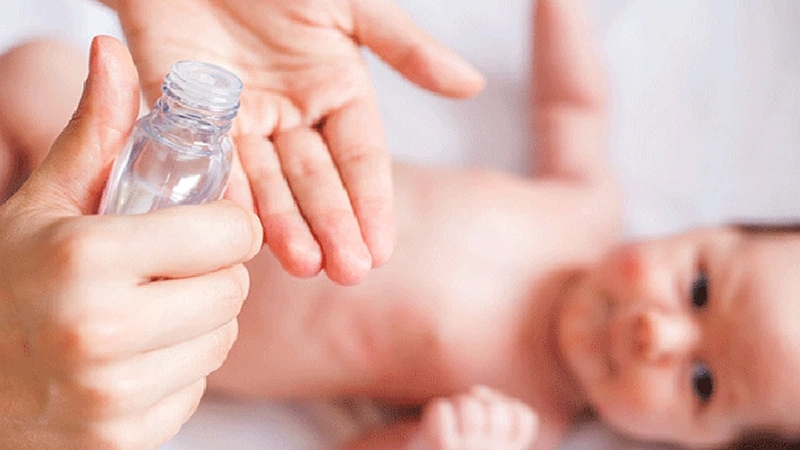 Xoa dầu cho bé trước khi đi ra ngoài