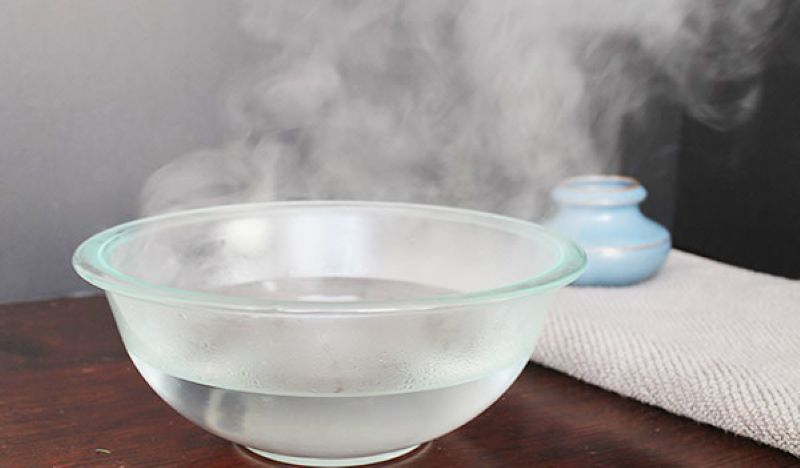 Xông tinh dầu quế bằng nước nóng